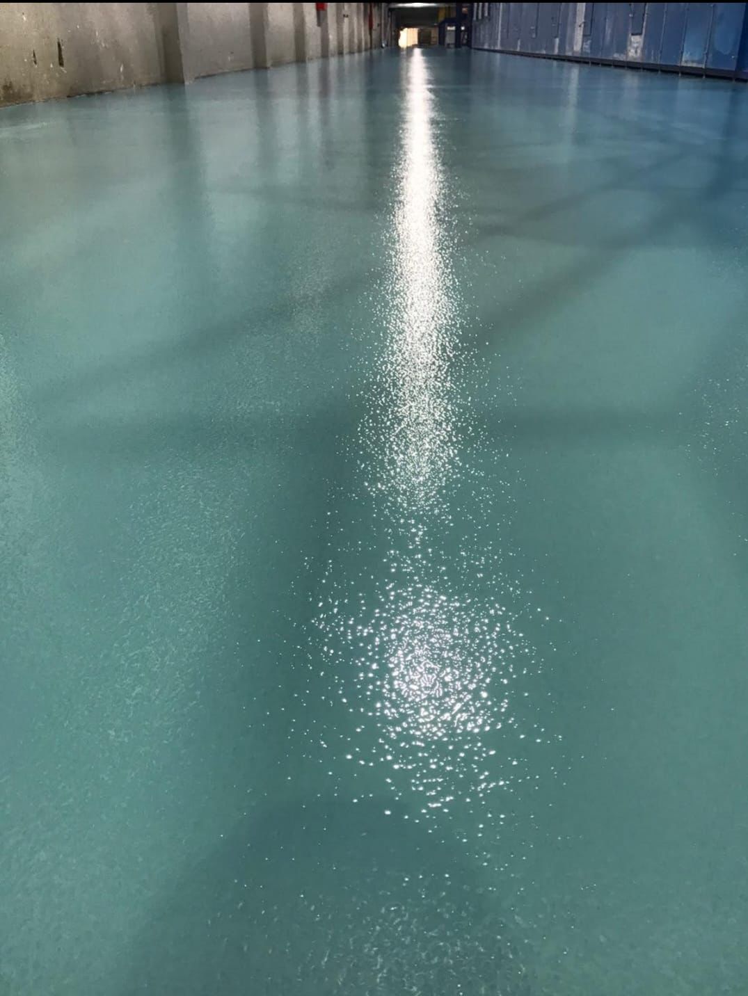 Epoksi kaplama sahası — iç mekân zemin uygulaması örneği