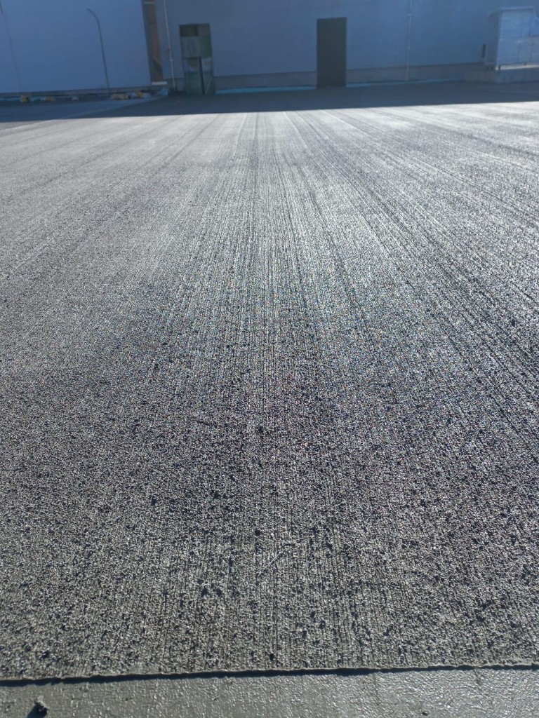 Fırçalı beton — broom finish paralel çizgili kaydırmaz dış zemin