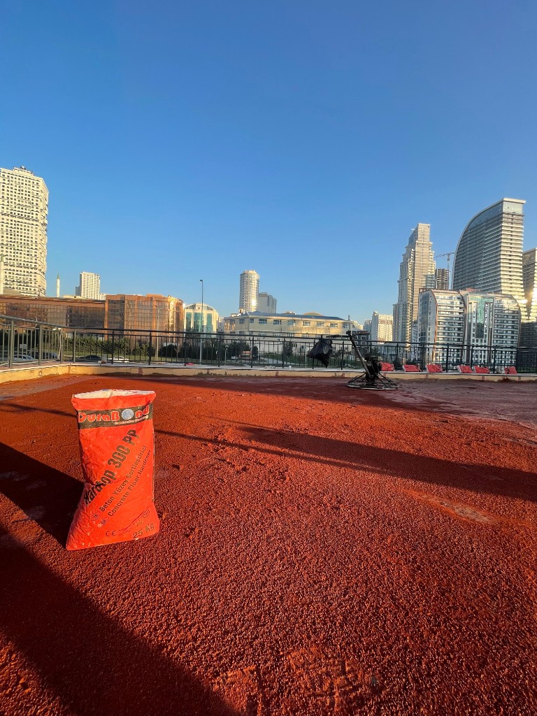 Yüzey sertleştirici — taze beton üzerine kuru sarf serimi ve perdah sahası