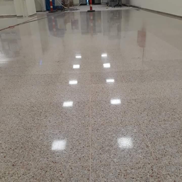 Büyük döşemede derz hatları — kesim ve dolgu ile yönetilen parlak beton zemin