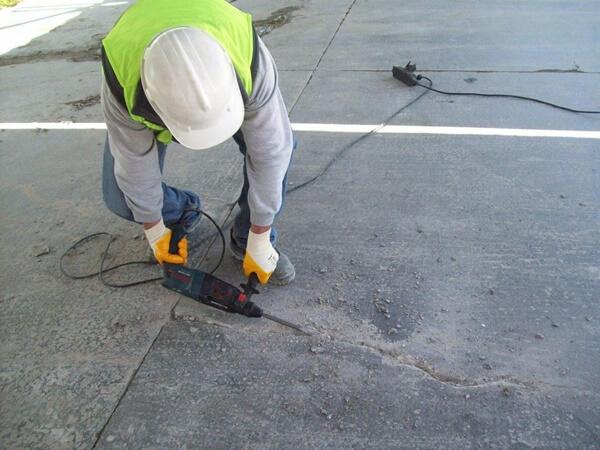 Beton zeminde çatlak onarımı — saha ekibi ve yüzey hazırlığı