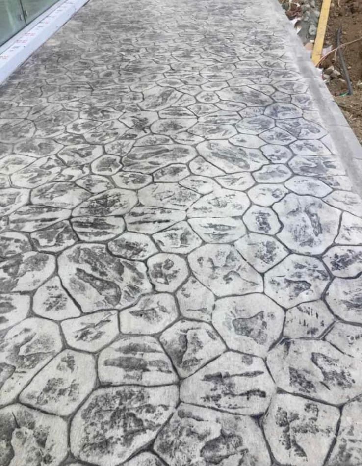 Baskı beton — doğal taş desenli dış mekân yürüyüş yüzeyi örneği